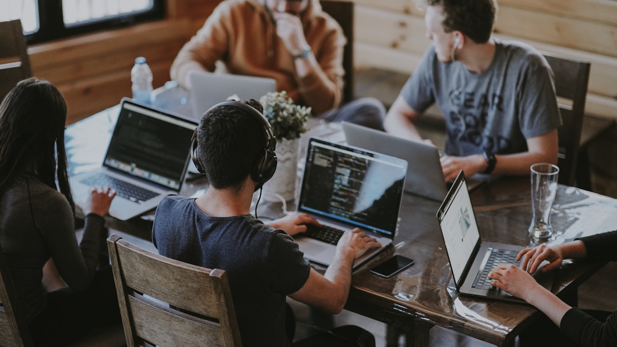 Copertina: Scegliere la piattaforma eCommerce ideale: confronto tecnico tra Shopify, WooCommerce, Magento e soluzioni custom